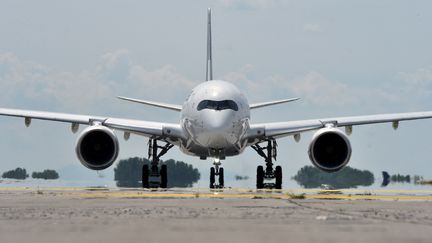 Un Airbus A350 de la compagnie aérienne Lufthansa avant le décollage à l'aéroport de Munich, le 3 juin 2020 (illustration). (CHRISTOF STACHE / AFP)