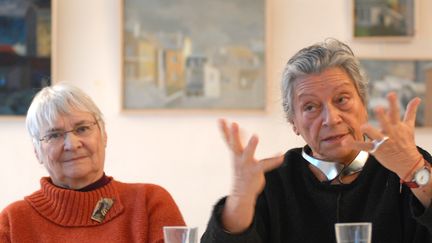 Thérèse Clerc aux côtés d'une membre de l'association Les Babayagas lors d'une conférence de presse en 2007 à Montreuil-sous-Bois (Seine-Saint-Denis). (BERTRAND LANGLOIS / AFP)