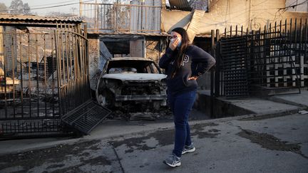 Sur les collines de Vina del Mar, une femme observe l'ampleur des dégâts provoqués par les incendies, le 3 février 2024. (JAVIER TORRES / AFP)