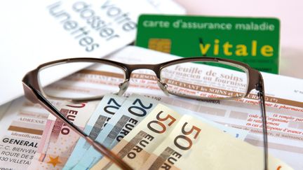 Carte vitale, billets, lunettes et feuille de soins. Illustration.&nbsp; (NICOLAS KOVARIK / IP3 PRESS/MAXPPP)