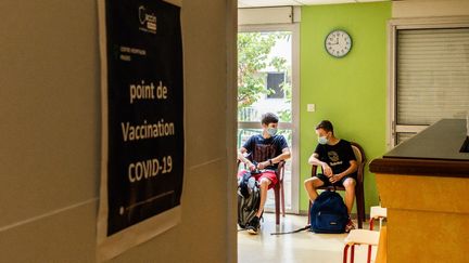 Des&nbsp;élèves patientent dans un point de vaccination installé au lycée Saint-Joseph, à Prades (Pyrénées-Orientales), le 3 septembre 2021. (JC MILHET / HANS LUCAS / AFP)