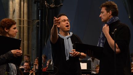 Leonardo Garcia Alarcon, entouré de la mezzo-soprano Giuseppina Bridelli et le ténor Fabio Trümpy, le 7 juin lors des répétitions en la Basilique de Saint-Denis. 
 (Festival de Saint-Denis)