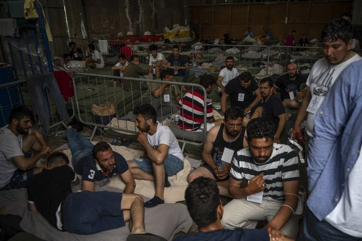 En el puerto de Kalamata (Grecia), los migrantes se reunieron después de que su bote se hundiera el 14 de junio de 2023. (ANGELOS TZORTZINIS/POOL VIA AFP)