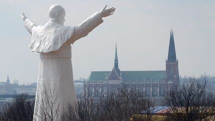 Signée Leszek Lyson, une sculpture de 13,8 mètres de haut à la gloire de l'ancien pape Jean Paul II (1920-2005), ouvre ses bras sur la ville polonaise de Czestochowa (13/04/2013)...
 (Janek Skarzynski / AFP)