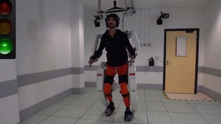 Un tétraplégique remarche grâce à un exosquelette connecté au cerveau (Cr&eacute;dits Photo : &copy; Clinatec)