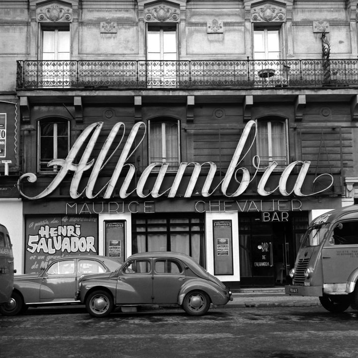 La façade de l'Alhambra, photographiée le 24 octobre 1960. (INA)