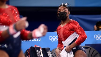 L'Américaine Simone Biles a déclaré forfait pour les trois dernières rotations de la&nbsp;finale du concours général par équipes. (LOIC VENANCE / AFP)