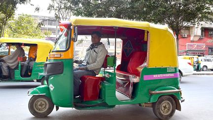 Jitender Singh, 32 ans, est chauffeur d’autorickshaw depuis 5 mois. Cet ancien peintre a préféré investir dans un rickshaw pour gagner plus d’argent. Un touk-touk coûte entre 2.500 et 6.500 euros ; aujourd’hui, Jitender gagne environ 400 euros par mois. Père de deux enfants, il est la seule source de revenus de la famille. Ses horaires sont loin d’être fixes, et passer la nuit dans son rickshaw n’est pas exclu.  Jitender espère vite pouvoir fuir la pollution et les embouteillages de Delhi pour retourner dans son village natal, en Uttar Pradesh. Là-bas, il voudrait être fermier. (Amanda Jacquel)