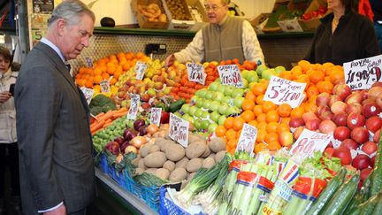 Le prince Charles au march&eacute; a des petits airs de feu Kim Jong-il "looking at things"...&nbsp;Oui, voil&agrave; donc &agrave; quoi ressemblent des pommes de terre pas lav&eacute;es. (CHRIS RADBURN / MAXPPP)