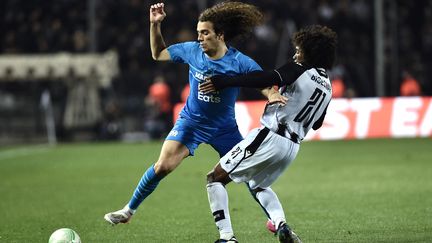 Mattéo Guendouzi, au devant de Diego Biseswar, lors du quart de finale retour de Ligue Europa conférence entre Marseille et le PAOK Salonique, le 14 avril 2022 à Thessalonique (Grèce). (SAKIS MITROLIDIS / AFP)