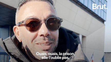 “J'ai fait 10 ans de prison, mais ça fait presque 15 ans que je bosse en direction des détenus.” Mouloud Mansouri est le directeur de l’association Fu-Jo, et producteur de musique. Il a notamment produit, en collaboration avec des détenus, l’album “Shtar Academy”. Mais il a aussi été en détention pendant 10 ans, pour trafic de stupéfiants. Il se rappelle alors de sa sortie de prison. “Le premier resto que je me suis fait, c'était un japonais coréen et il fallait manger avec des baguettes. C'était un peu compliqué de manger avec des baguettes alors que j'avais mangé pendant dix ans à la gamelle, mais c'était rigolo.”

“La prison, elle t'oublie pas”

Il est sorti le 30 mai 2008, vers 8h du matin. “Il faisait aussi beau qu'aujourd'hui”, se rappelle-t-il. “Je suis rentré, j'avais 23 ans et je suis sorti à 33 ans. Et donc voilà, c'est un peu l'âge où tu dois vraiment construire”, pense Mouloud Mansouri. Pour lui, c’était une nouvelle vie qui s’ouvrait. “Tu sais, jusqu'à la dernière minute en prison, il peut arriver n’importe quoi. Et réellement, tu sais que tu es rentré à telle date, mais tu ne sais jamais vraiment quand tu vas ressortir. Donc, je suis monté dans la voiture et là, je me suis dit que ça y est, c'était cool, j'étais libre.”

“Je l’avais un peu oubliée cette prison. Mais dès que je suis arrivé ici, les surveillants, ils m'ont reconnu direct. La prison, elle t'oublie pas. Les surveillants, ceux qui travaillent en détention, ils sont hyper physionomistes et donc, même si j'ai un peu changé, eux, ils ne m'ont pas oublié”, avoue le producteur. (BRUT / FRANCEINFO)