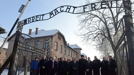 Des membres de la Knesset,&nbsp;le Parlement isra&eacute;lien, devant l'entr&eacute;e du camp d'Auschwitz-Birkenau,&nbsp;en Pologne, le 27 janvier 2014. (JANEK SKARZYNSKI / AFP)