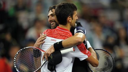 Jérémy Chardy félicite Novak Djokovic, encore vainqueur (JOHANNES EISELE / AFP)