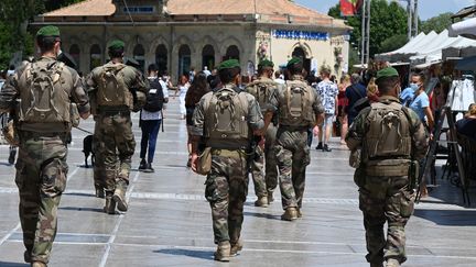 Une patrouille de l'opération Sentinelle au centre-ville de Montpellier, en juillet 2021.&nbsp; (PASCAL GUYOT / AFP)