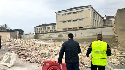 Le mur extérieur effondré de la prison de Poissy (Yvelines), le 28 mars 2019. (MAIRIE DE POISSY)