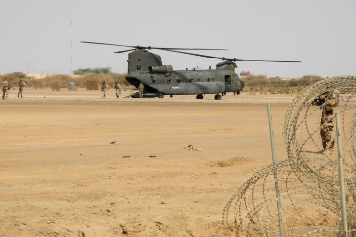 Faute d'hélicoptères lourds, la force arkhane compte sur les Chinook de l'Armée britannique.&nbsp; (DAPHNE BENOIT / AFP)