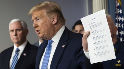 Le président américain Donald Trump donne une conférence de presse au sujet du coronavirus, dimanche 15 mars 2020 à la Maison Blanche. (JIM WATSON / AFP)