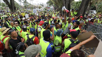 Des "gilets jaunes" à La Réunion, le 24 novembre 2018. (RICHARD BOUHET / AFP)