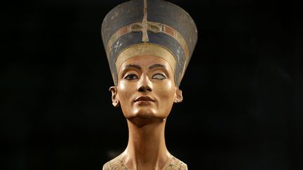 Le buste de N&eacute;fertiti, ici photographi&eacute; le 5 d&eacute;cembre 2012, est expos&eacute; au Neues Museum de Berlin (Allemagne). (MICHAEL SOHN / REUTERS)