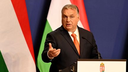 Le Premier ministre hongrois Viktor Orban, lors d'une conférence de presse à Budapest, le 21 décembre 2021. (ATTILA KISBENEDEK / AFP)