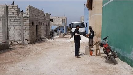 Village de maisonnettes en construction pour les déplacés. (AURELIEN COLLY / RADIO FRANCE)