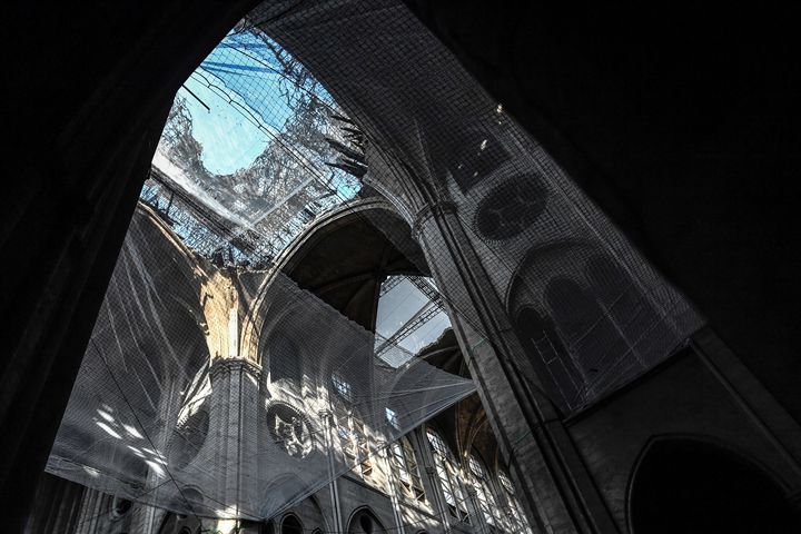 Une partie de la nef de Notre-Dame, à travers un filet de sécurité installé lors des travaux préliminaires dans la cathédrale Notre-Dame de Paris, 17 juillet 2019 (STEPHANE DE SAKUTIN / AFP)