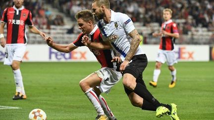 .Arnaud Souquet prend le meilleur sur un défenseur néerlandais  (BORIS HORVAT / AFP)