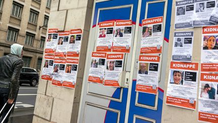 Des affiches, à Paris le 23 octobre 2023, pour exiger la libération des otages par les combattants du Hamas dans la bande de Gaza. (BRUNO LEVESQUE / MAXPPP)