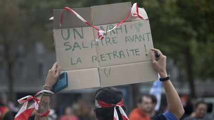 Une manifestation pour l'augmentation des salaires, à Brest (Finistère), le 18 octobre 2022. (FRED TANNEAU / AFP)