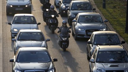 Un bouchon sur le p&eacute;riph&eacute;rique parisien, le 12 d&eacute;cembre 2013. (THOMAS SAMSON / AFP)