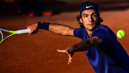 Lorenzo Musetti s'est qualifié pour les huitièmes de finale de Roland-Garros.&nbsp; (MARTIN BUREAU / AFP)