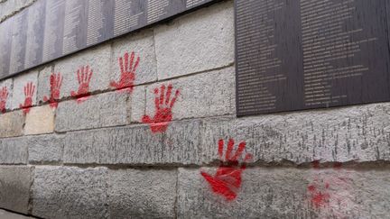 Le mur des Justes, au mémorial de la Shoah, à Paris, le 14 mai 2024. (ANTONIN UTZ / AFP)