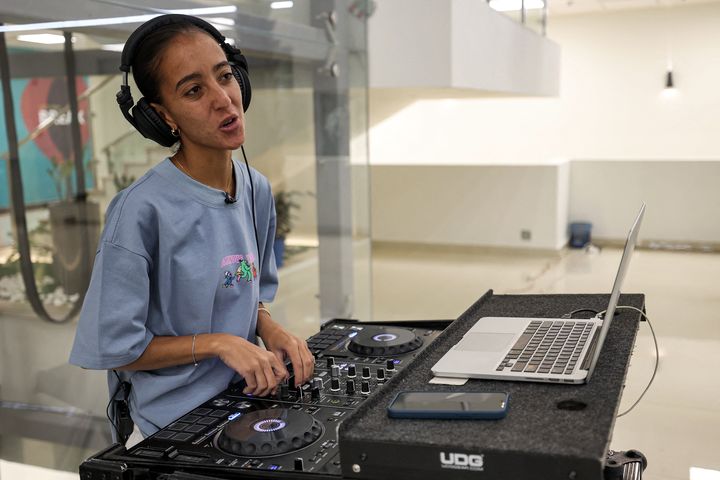 La DJ saoudienne Leen Naif joue lors d'un événement universitaire dans la ville côtière de Jeddah, en Arabie saoudite, le 26 mai 2022.&nbsp; (FAYEZ NURELDINE / AFP)