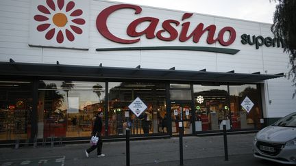 Un supermarché du groupe Casino à Hyères, dans le Var, le 27 mars 2024. (MAGALI COHEN / HANS LUCAS / AFP)