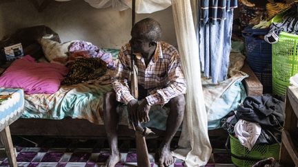 L'argent sert à acheter des produits de première nécessité comme du savon. Si certains villageois sont agriculteurs, c'est en chassant qu'ils gagnent de l'argent. L’un d’entre eux, qui cultive de la banane plantain et du poivron dans un village du district de Gbarpolu, à cinq heures de la capitale Monrovia, raconte que si ses dix enfants ont pu aller à l'école, c'est à son fusil qu'ils le doivent. La nuit, hors saison des pluies (de mai à octobre), armé d'un fusil à canon unique et d'un coupe-coupe, il part à la chasse. (JOHN WESSELS / AFP)