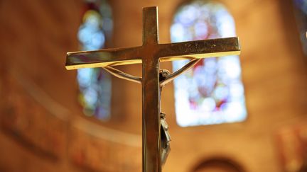 Un crucifix sur l'autel d'une église. Photo d'illustration. (JEAN-MARC LOOS / MAXPPP)