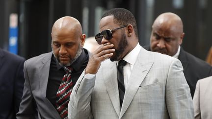 Le chanteur R. Kelly&nbsp;arrive au tribunal pénal de Leighton, à Chicago (Etats-Unis), le 6 juin 2019.&nbsp; (KAMIL KRZACZYNSKI / AFP)