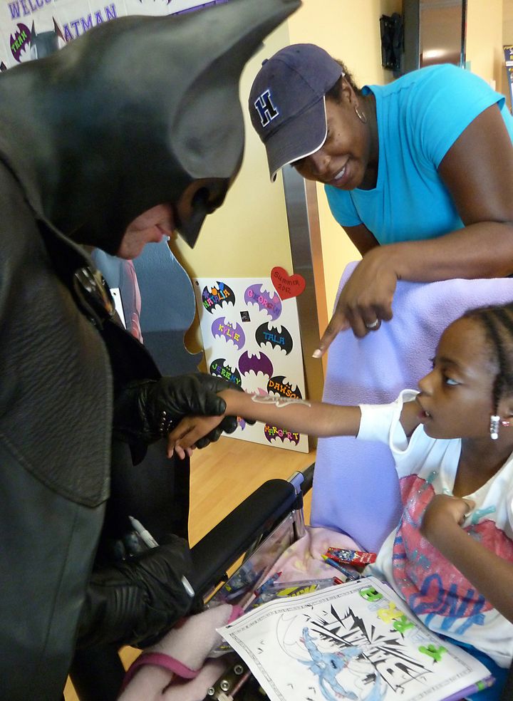 Lenny Robinson, dit "Batman", lors d'une visite d'h&ocirc;pital &agrave; Baltimore (Etats-Unis), le 16 ao&ucirc;t 2012. (FABIENNE FAUR / AFP)