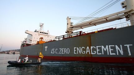 Des activistes de Greenpeace bloquent un cargo de soja, le 29 juin 2019 à Sète (Hérault). (CHAUVEAU / SIPA)