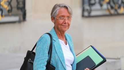 La ministre du Travail, Elisabeth Borne, quitte le palais de l'Elysée, à Paris, le 26 août 2020. (LUDOVIC MARIN / AFP)