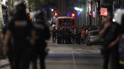 Des policiers espagnols regroupent des civils à Barcelone, jeudi 17 août, après qu'un véhicule a foncé sur La Rambla. (LLUIS GENE / AFP)