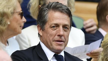 L'acteur britannique Hugh Grant lors d'une demi-finale à Wimbledon, le 12 juillet 2019. (DANIEL LEAL-OLIVAS / AFP)