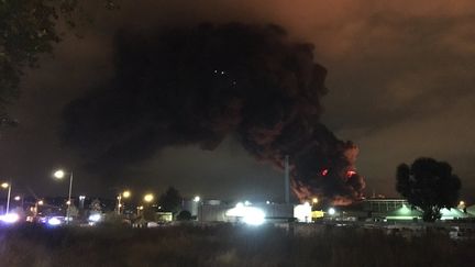 L'incendie s'est déclaré dans la nuit de mercredi à jeudi dans l'usine Lubrizol à Rouen (Seine-Maritime). (RADIOFRANCE / FRANCE BLEU NORMANDIE)