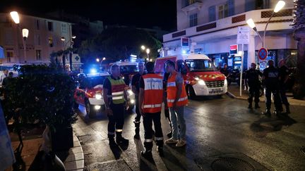 Des secours sont déployés à&nbsp;Juan-les-Pins (Alpes-Maritimes), dimanche 14 août 2016, après un mouvement de panique causé par un véhicule pétaradant dans les rues. (MAXPPP)