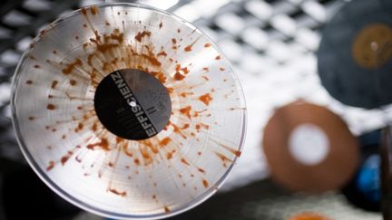 Un disque vinyle éclaboussé, pour marquer le report du traditionnel Disquaire Day, en juin 2020. (NATHAN LAINE / HANS LUCAS)