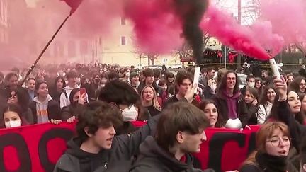 Eurozapping :  les étudiants italiens dans la rue, le blues d’Air France KLM, les héros de la marine portugaise