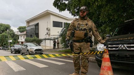 &nbsp; (Un policier devant l'Institut Lula, à Sao Paulo, lors de sa perquisition ce vendredi © MaxPPP)