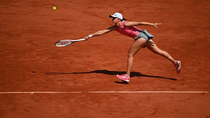 Iga Swiatek lors du quart de finale de Roland-Garros face à Maria Sakkari&nbsp;le 9 juin 2021. (ANNE-CHRISTINE POUJOULAT / AFP)