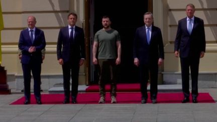 Guerre en Ukraine :&nbsp;Emmanuel Macron en déplacement dans le pays (FRANCE 2)