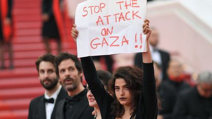 L'actrice franco-libaniase Manal Issa, venue présenter "Mon tissu préféré" de Gaya Jiji, a profité de la montée des marches pour soutenir la cause palestinienne.
 (LOIC VENANCE / AFP)